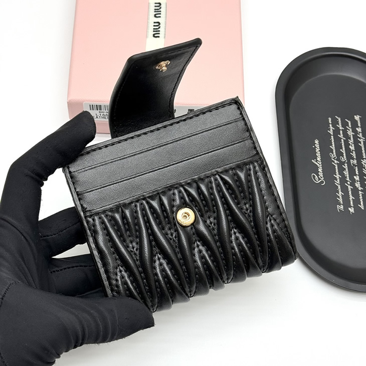 Miu Miu マテラッセレザー コンパクトウォレット ブラック miumiuV12 - 画像 (9)
