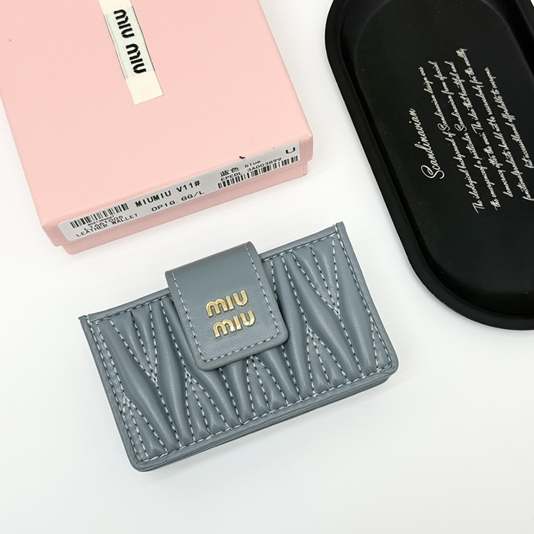 Miu Miu マテラッセレザー カードホルダー ブルー miumiuV11