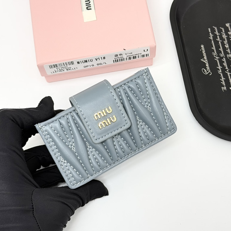Miu Miu マテラッセレザー カードホルダー ブルー miumiuV11 - 画像 (2)