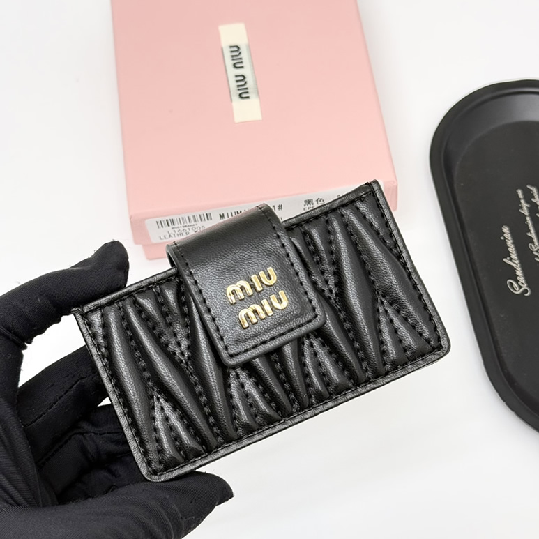 Miu Miu マテラッセレザー カードホルダー ブラック miumiuV11 - 画像 (2)