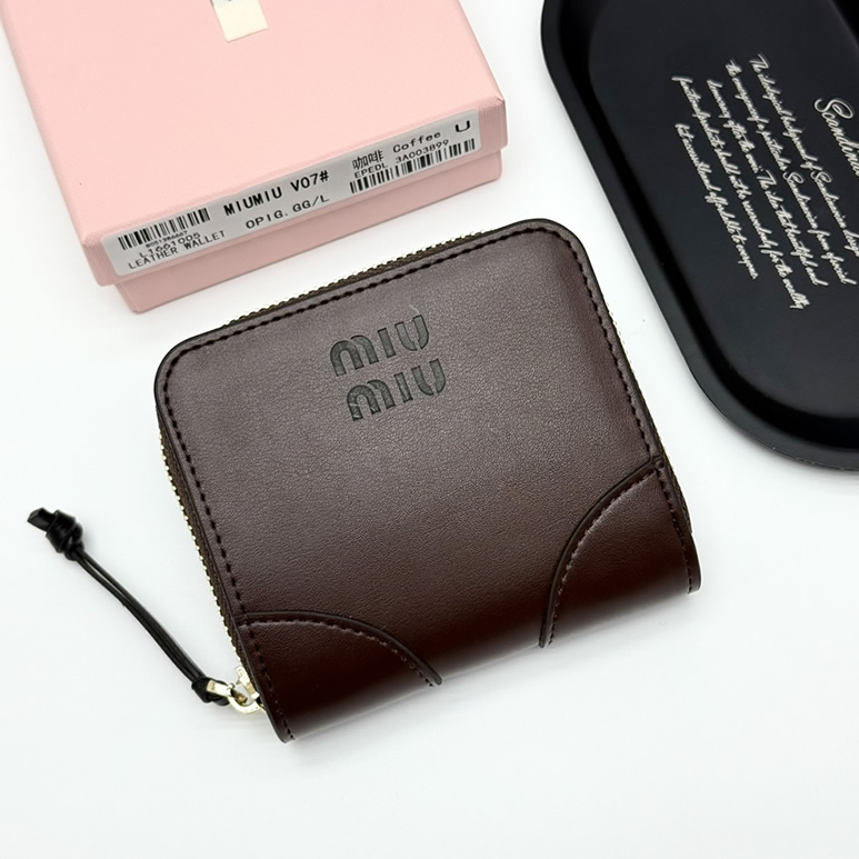 Miu Miu レザー ジップアラウンド コンパクトウォレット コーヒー miumiuV07