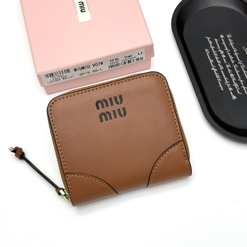 Miu Miu レザー ジップアラウンド コンパクトウォレット ブラウン miumiuV07