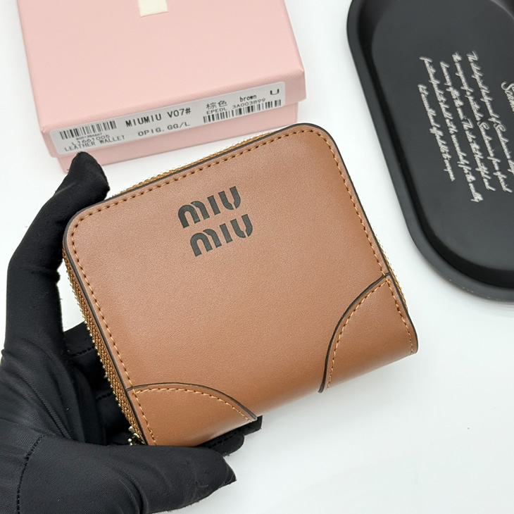 Miu Miu レザー ジップアラウンド コンパクトウォレット ブラウン miumiuV07 - 画像 (2)