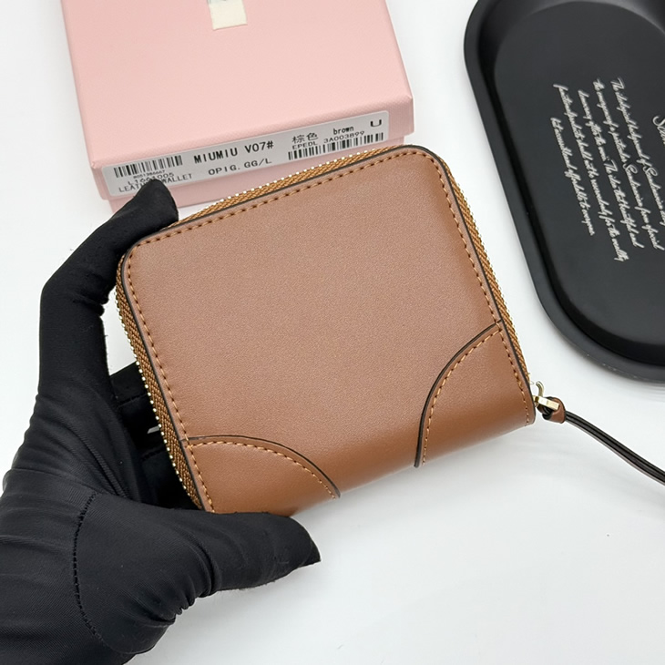 Miu Miu レザー ジップアラウンド コンパクトウォレット ブラウン miumiuV07 - 画像 (4)