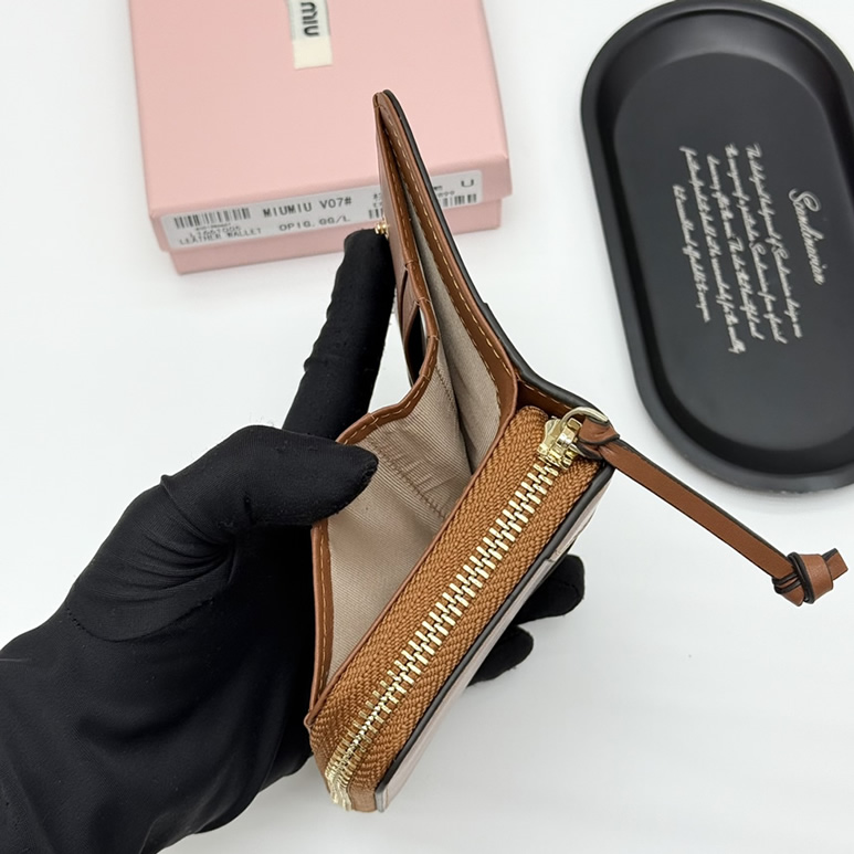 Miu Miu レザー ジップアラウンド コンパクトウォレット ブラウン miumiuV07 - 画像 (6)