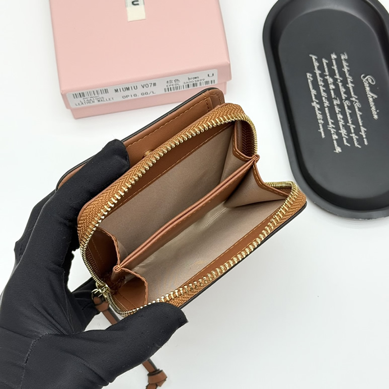 Miu Miu レザー ジップアラウンド コンパクトウォレット ブラウン miumiuV07 - 画像 (7)