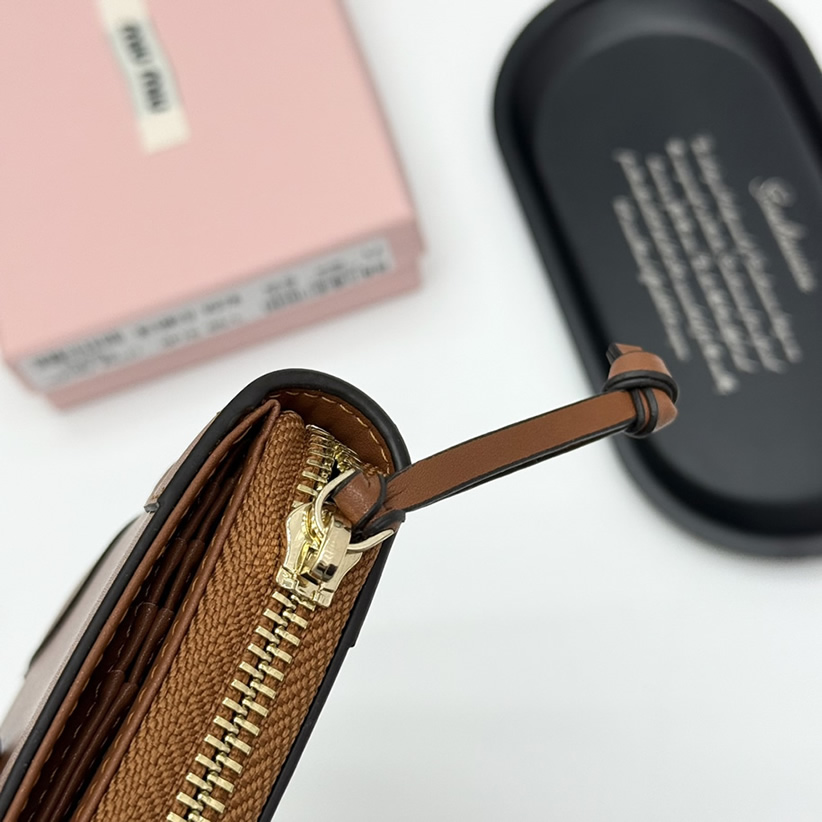 Miu Miu レザー ジップアラウンド コンパクトウォレット ブラウン miumiuV07 - 画像 (9)