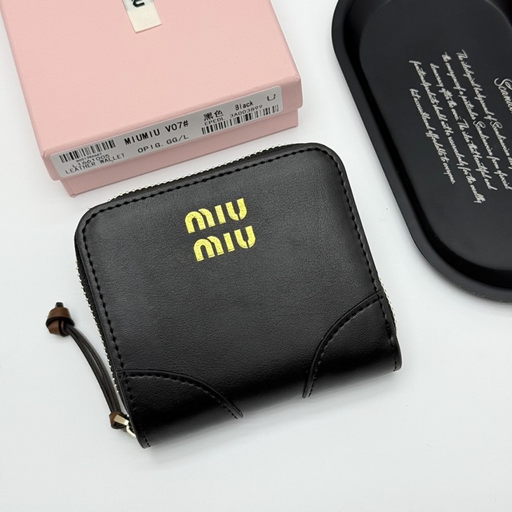 Miu Miu レザー ジップアラウンド コンパクトウォレット ブラック miumiuV07