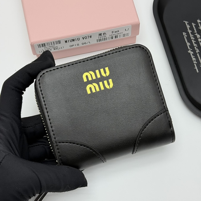 Miu Miu レザー ジップアラウンド コンパクトウォレット ブラック miumiuV07 - 画像 (2)