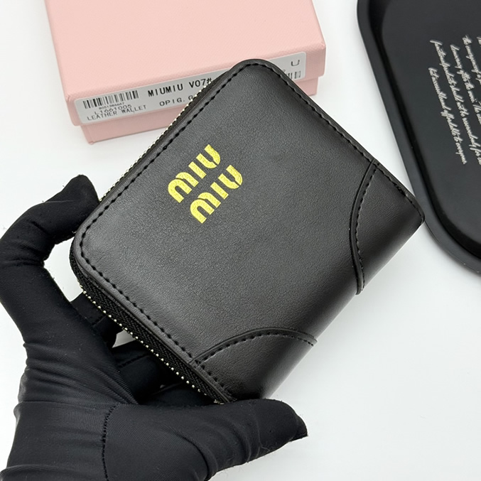 Miu Miu レザー ジップアラウンド コンパクトウォレット ブラック miumiuV07 - 画像 (3)