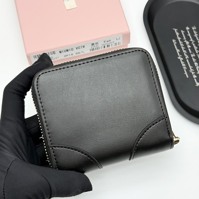 Miu Miu レザー ジップアラウンド コンパクトウォレット ブラック miumiuV07 - 画像 (4)