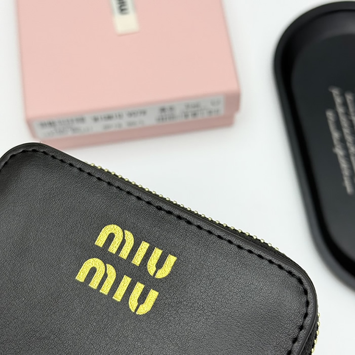 Miu Miu レザー ジップアラウンド コンパクトウォレット ブラック miumiuV07 - 画像 (5)