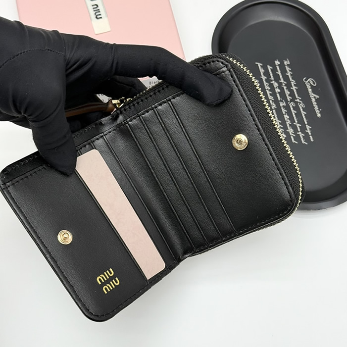 Miu Miu レザー ジップアラウンド コンパクトウォレット ブラック miumiuV07 - 画像 (6)
