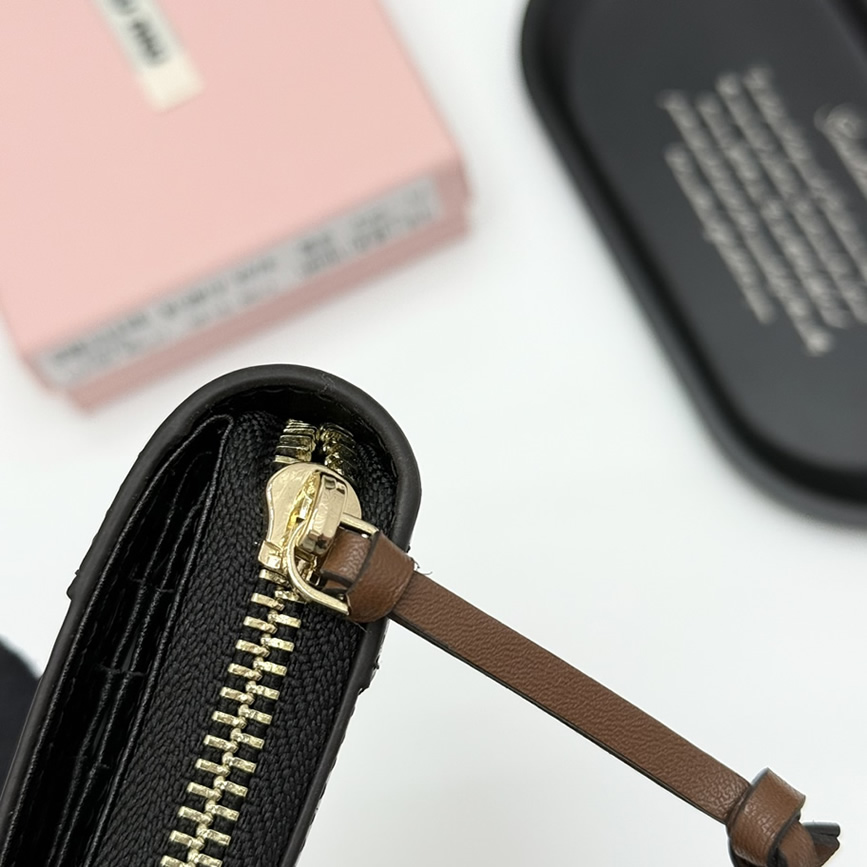 Miu Miu レザー ジップアラウンド コンパクトウォレット ブラック miumiuV07 - 画像 (9)