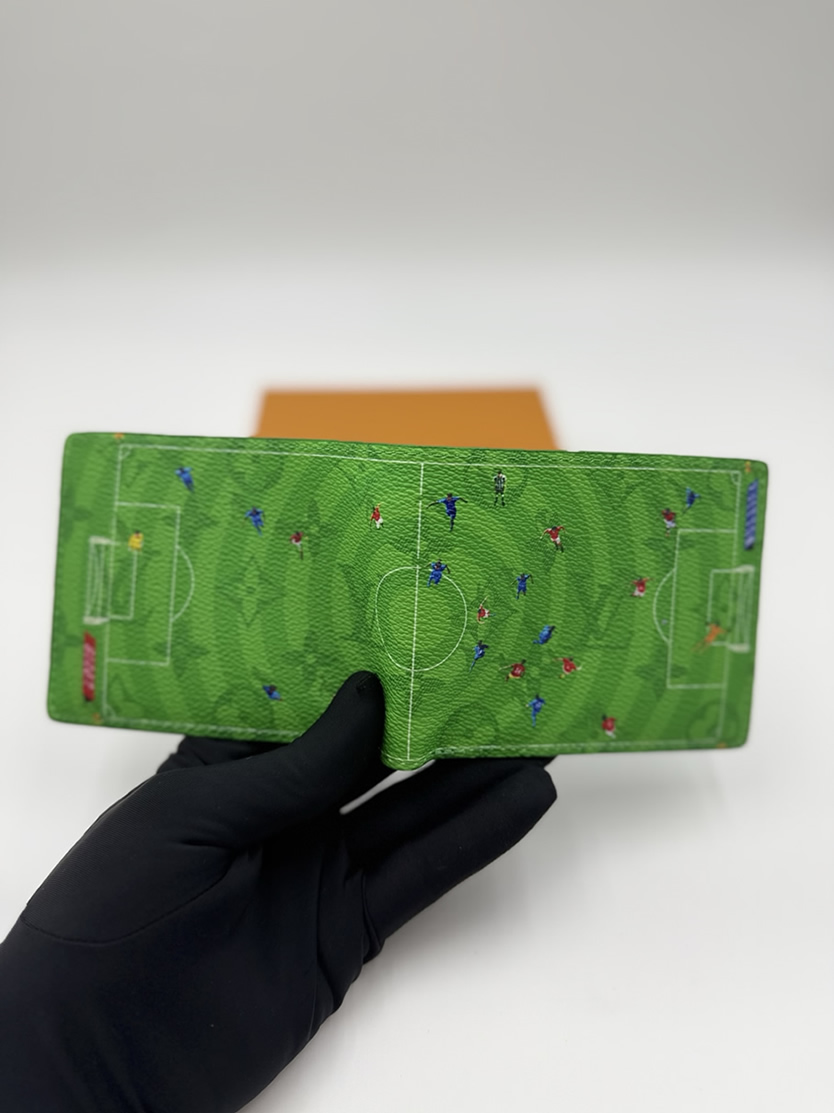 ルイ・ヴィトン モノグラム サッカーフィールド アートプリント ポルトフォイユ・ミュルティプル グリーン M28809 - 画像 (2)