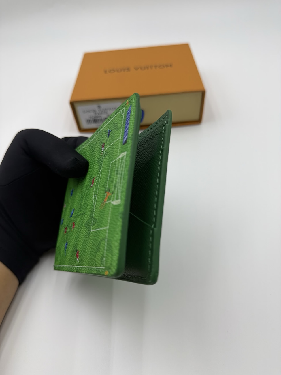 ルイ・ヴィトン モノグラム サッカーフィールド アートプリント ポルトフォイユ・ミュルティプル グリーン M28809 - 画像 (8)