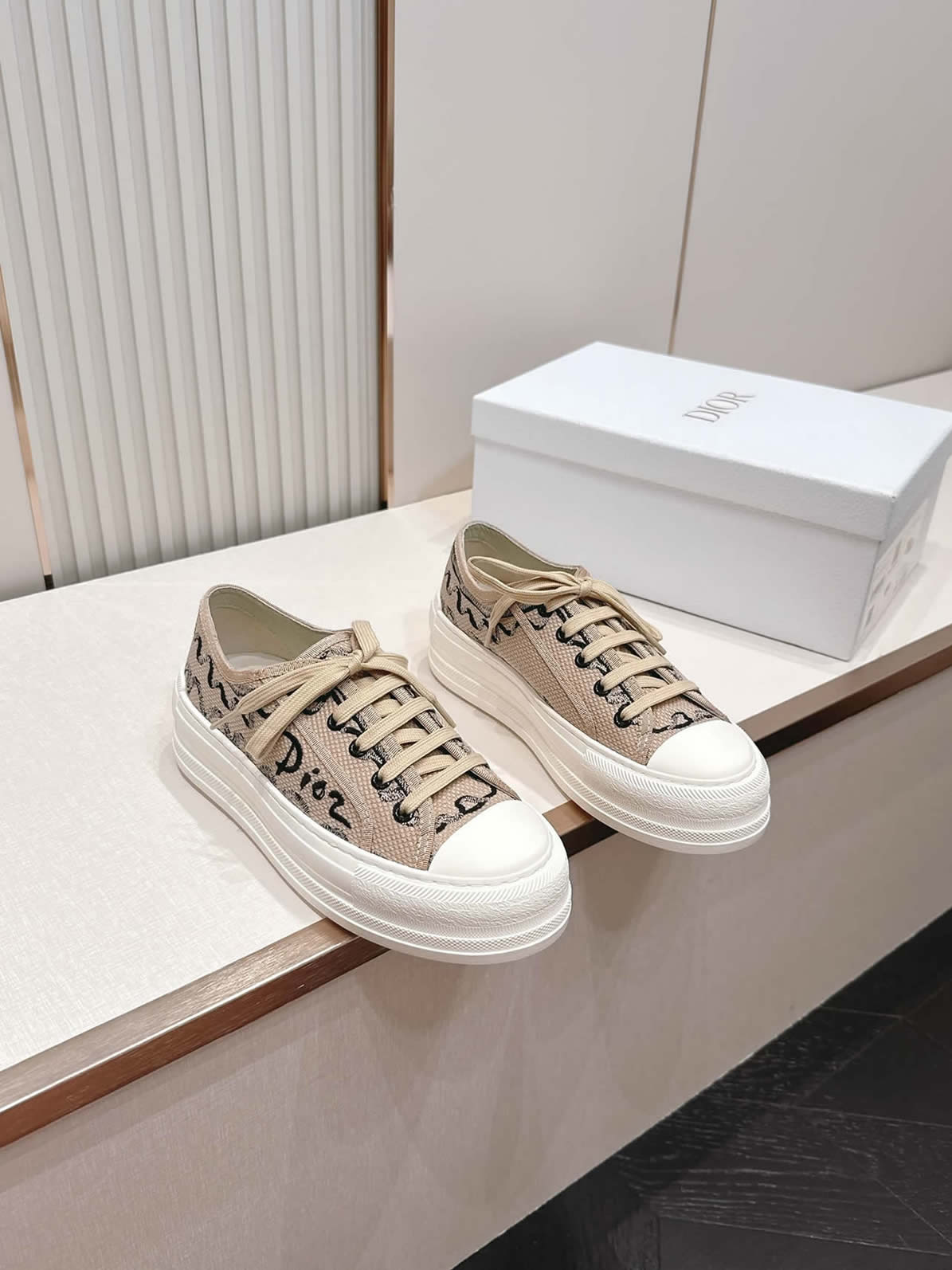 ディオール ロゴグラフィック キャンバス厚底スニーカー ベージュ shoes585