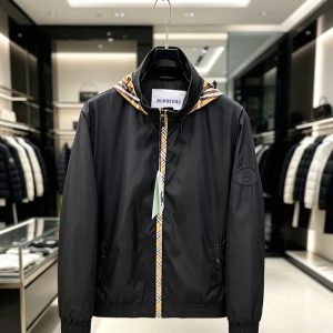 バーバリー ヴィンテージチェック フード付き ナイロン ジャケット ブルゾン ブラック FS557