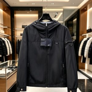 プラダ トライアングルロゴ フード付き ナイロン ジャケット ブルゾン ブラック FS558