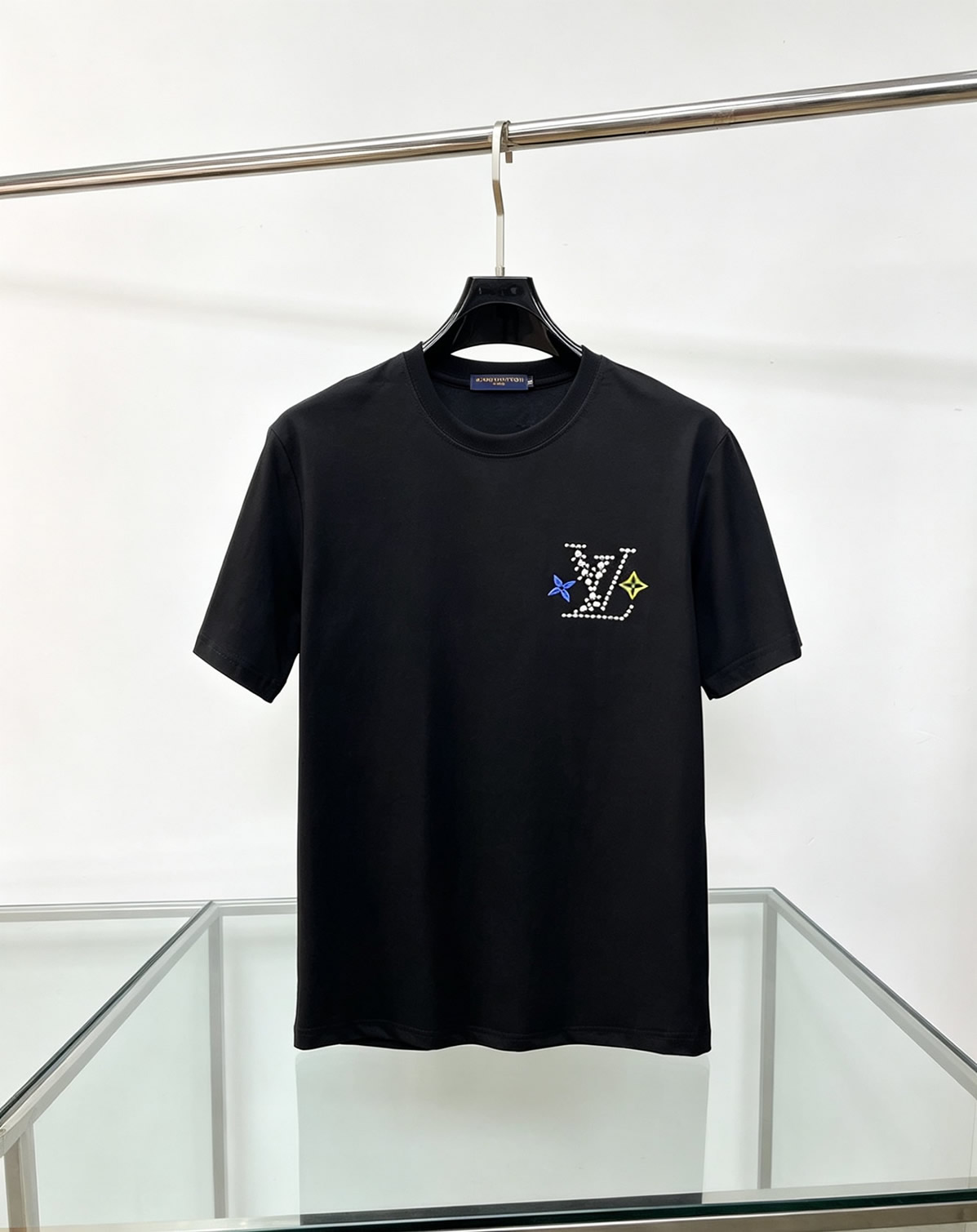 ルイ・ヴィトン LVイニシャル ラインストーン モノグラムフラワー 刺繍 半袖 Tシャツ ブラック FS608