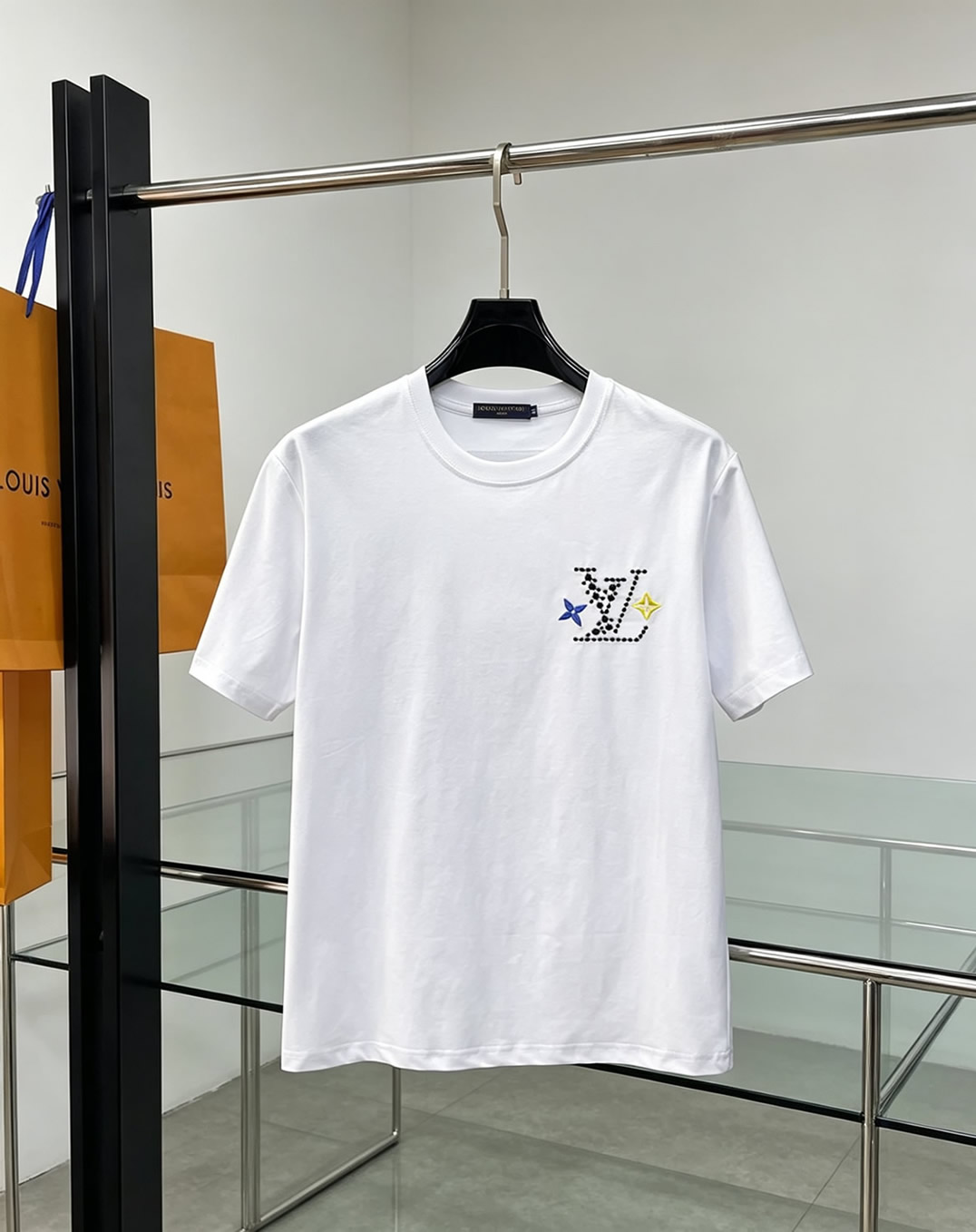 ルイ・ヴィトン LVイニシャル ラインストーン モノグラムフラワー 刺繍 半袖 Tシャツ ホワイト FS609