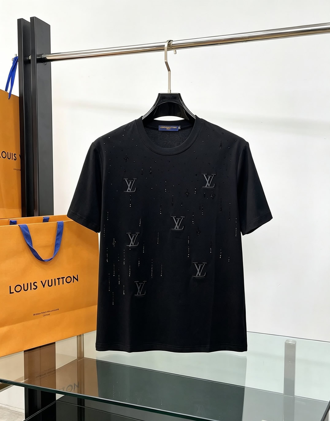 ルイ・ヴィトン LVイニシャル ラインストーンドロップ 半袖 Tシャツ ブラック FS610