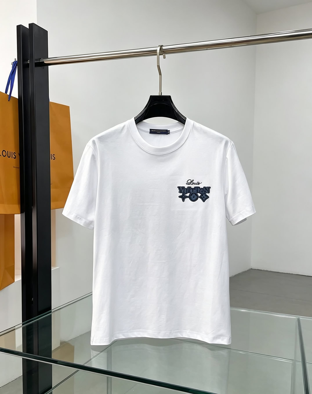 ルイ・ヴィトン カレッジロゴ モノグラムフラワー 刺繍 半袖 Tシャツ ホワイト FS618