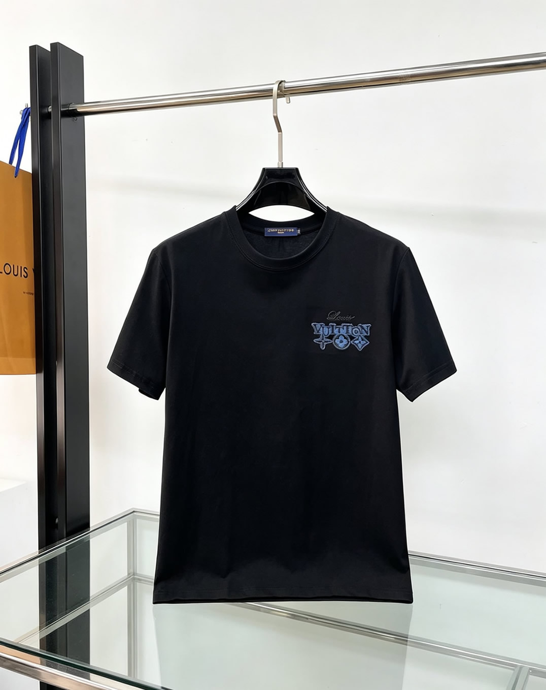 ルイ・ヴィトン カレッジロゴ モノグラムフラワー 刺繍 半袖 Tシャツ ブラック FS619