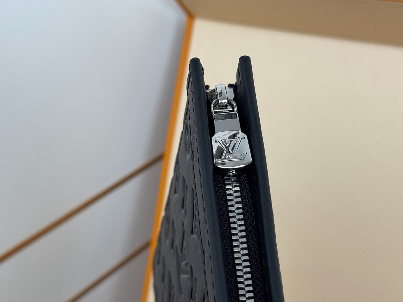 ルイ・ヴィトン モノグラム・シャドウ ポシェット・ヴォワヤージュ MM クラッチバッグ ノワール M61692 - 画像 (7)