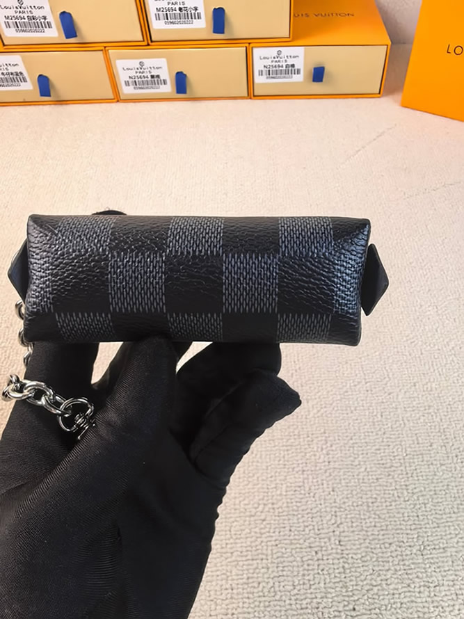 ルイ・ヴィトン ダミエ・グラフィット マイクロ・ポシェット・アクセソワール ポーチ シルバー金具 M25694 - 画像 (3)