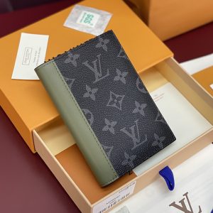 ルイ・ヴィトン モノグラム・エクリプス クーヴェルテュール・パスポール パスポートカバー カーキ M28640