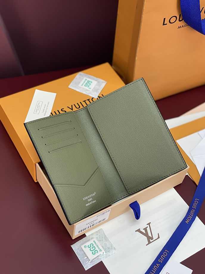 ルイ・ヴィトン モノグラム・エクリプス クーヴェルテュール・パスポール パスポートカバー カーキ M28640 - 画像 (3)
