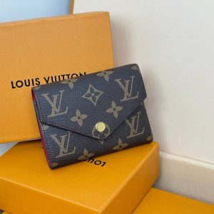ルイ・ヴィトン モノグラム ポルトフォイユ・ヴィクトリーヌ 三つ折り財布 フューシャ M62360