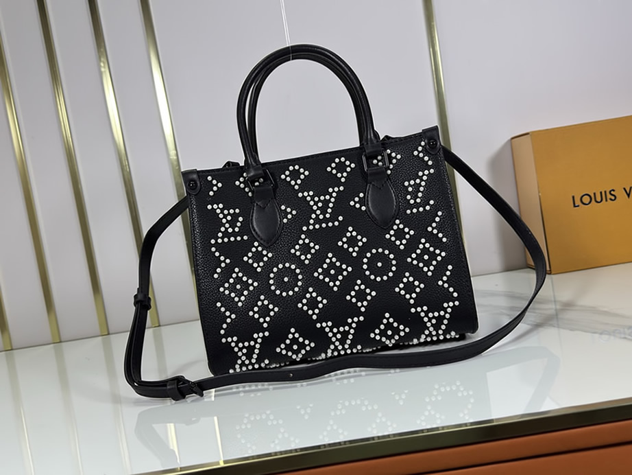 ルイ・ヴィトン オンザゴー MM 2WAY トートバッグ パール刺繍 ポーチ付き ブラック M47373 - 画像 (4)