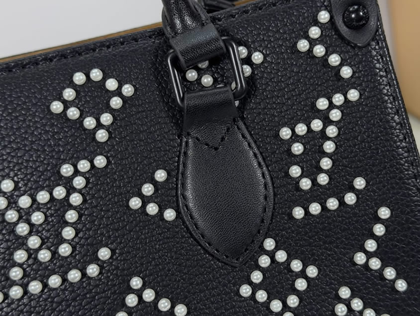 ルイ・ヴィトン オンザゴー MM 2WAY トートバッグ パール刺繍 ポーチ付き ブラック M47373 - 画像 (6)