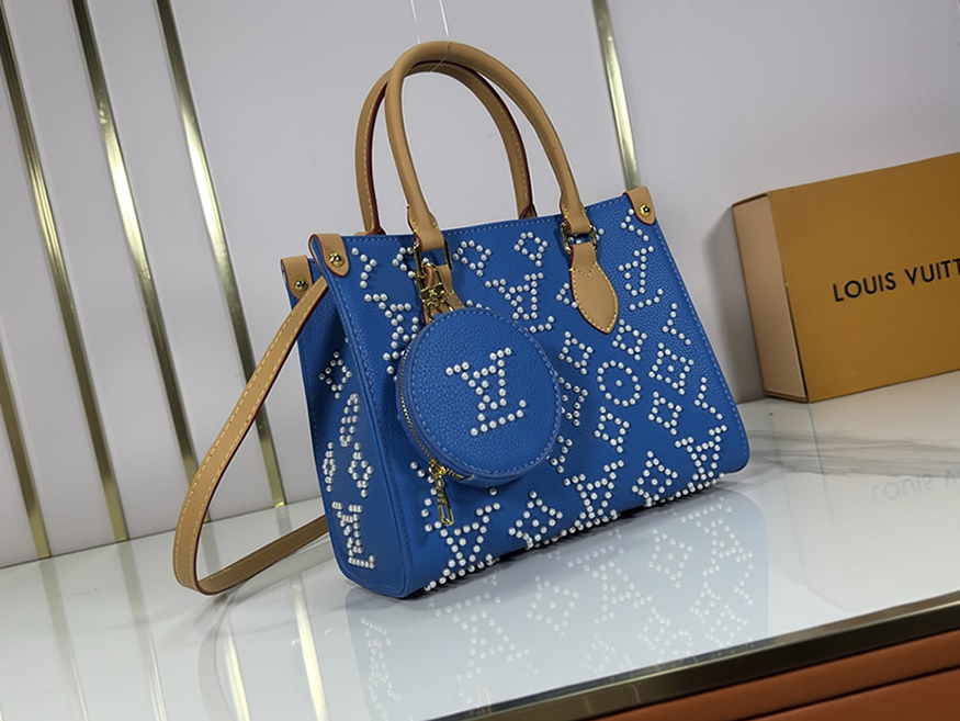 ルイ・ヴィトン オンザゴー MM 2WAY トートバッグ パール刺繍 ポーチ付き ブルー M47373 - 画像 (2)