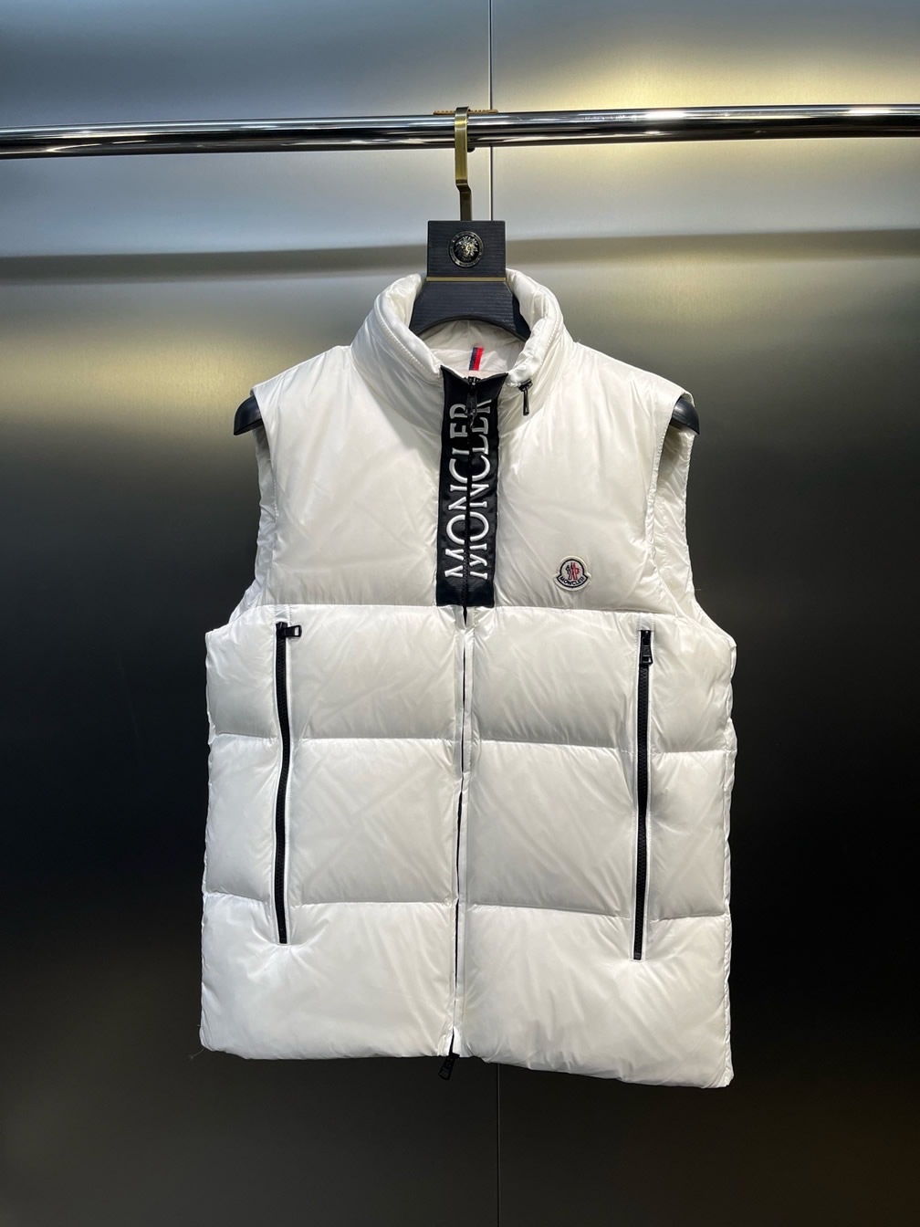 モンクレール スタンドカラー ロゴレタリング ダウンベスト ホワイト moncler033