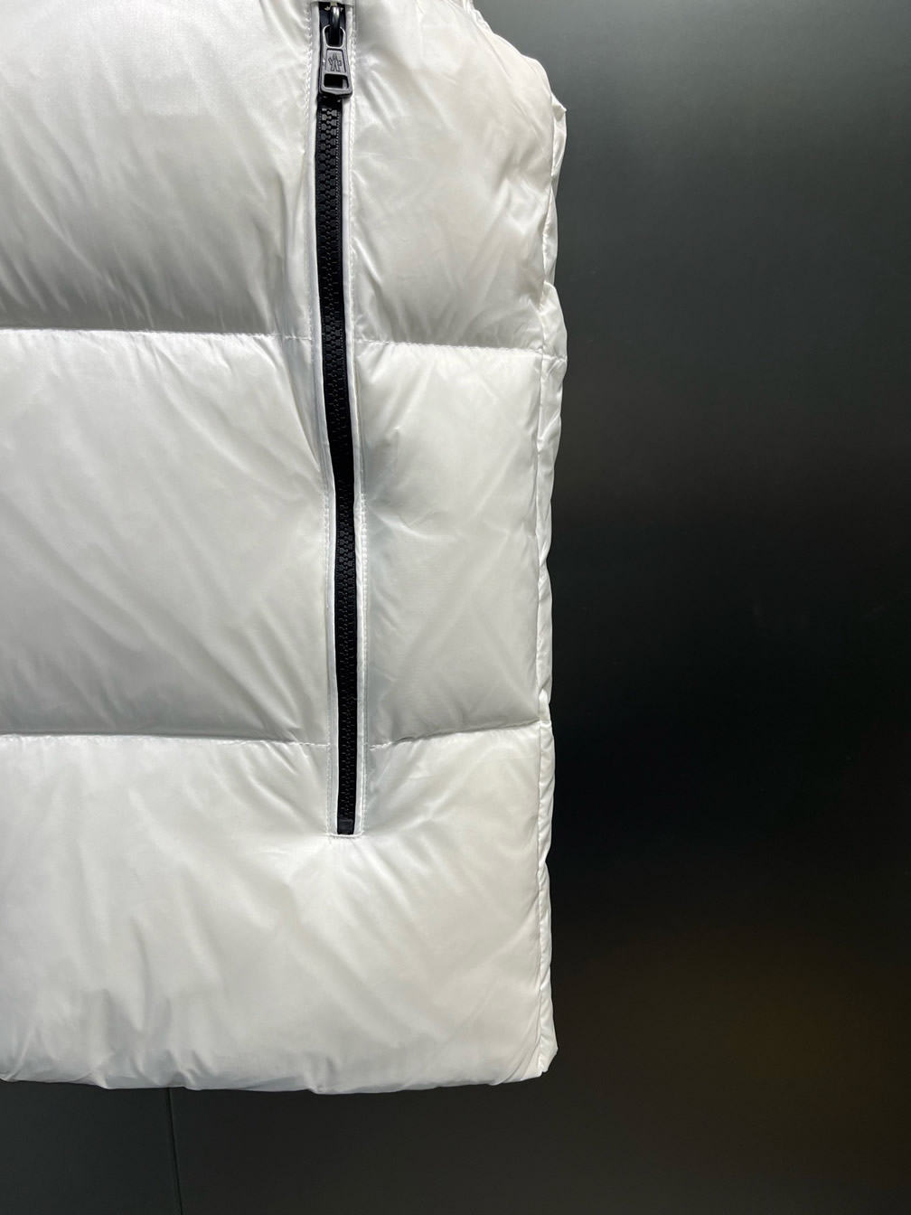 モンクレール スタンドカラー ロゴレタリング ダウンベスト ホワイト moncler033 - 画像 (4)